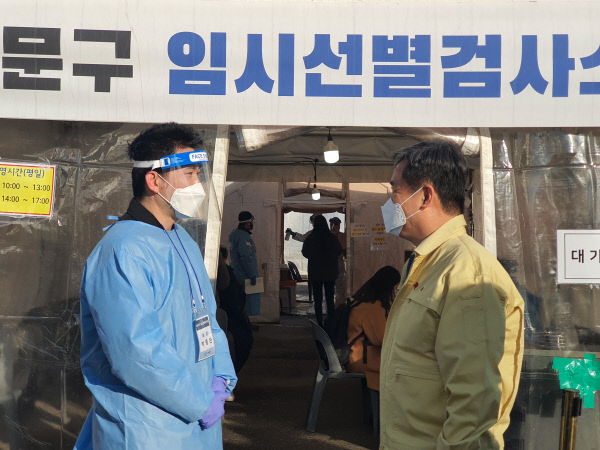 서정협 서울시장 권한대행이 9일 서울 서대문구 신촌지하철역 임시선별검사소를 방문해 관계자의 설명을 듣고 있다.