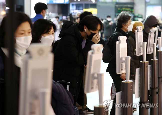 (서울=연합뉴스) 윤동진 기자 = 설 연휴를 하루 앞둔 10일 오후 서울 용산역에서 시민들이 입구에 설치된 발열 측정기에서 체온을 측정하고 있다. 2021.2.10