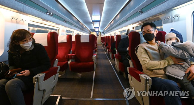 (서울=연합뉴스) 홍해인 기자 = 설 연휴 시작을 앞두고 5인 이상 모임금지 방역 수칙이 유지되는 가운데 10일 오전 서울역에서 부산행 KTX를 탑승한 한 가족이 창측 좌석에 따로 떨어져 앉아 있다. 2021.2.10