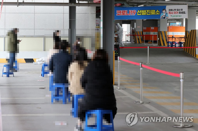(광주=연합뉴스) 설 연휴 첫날인 11일 오전 광주 북구선별진료소에 검사 대상자들의 발길이 이어지고 있다. 2021.2.11