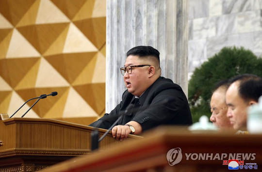 (평양 조선중앙통신=연합뉴스) 김정은 북한 노동당 총비서가 지난 10일 당 중앙위원회 제8기 제2차 전원회의 3일차 회의에서 보고를 했다고 조선중앙통신이 11일 보도했다. 북한은 3일차 회의에서 경제계획 수립과 집행과정에서 법적 통제를 강화하겠다는 뜻을 밝혔다. 2021.2.11[국내에서만 사용가능. 재배포 금지. For Use Only in the Republic of Korea. No Redistribution]