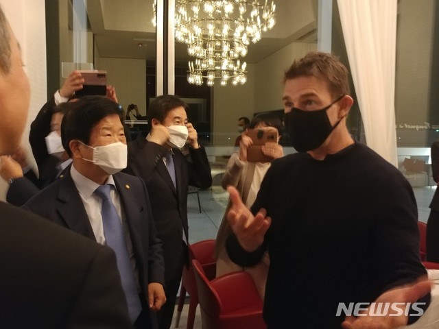 [아부다비=뉴시스]박병석 국회의장이 11일(현지시간) 아랍에미리트 수도 아부다비의 한 식당에서 톰 크루즈와 만났다. 2021.02.11.