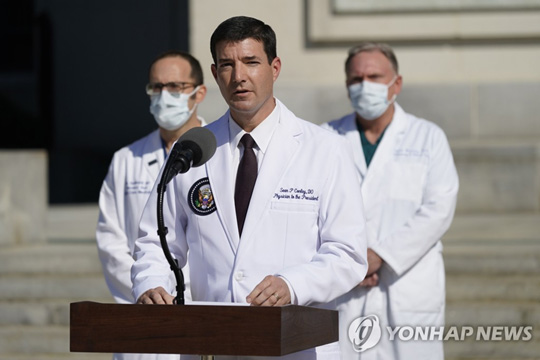 (베데스다 EPA=연합뉴스) 도널드 트럼프 미국 대통령이 신종 코로나바이러스 감염증(코로나19)으로 입원 중인 메릴랜드주 베데스다의 월터 리드 군 병원에서 5일(현지시간) 숀 콘리(가운데) 대통령 주치의 등 의료진이 기자회견을 열어 트럼프의 건강 상태에 관해 설명하고 있다. 의료진은 트럼프가 위험한 상황을 완전히 벗어난 것은 아니라면서도 퇴원에 필요한 기준을 충족했거나 넘어섰다고 밝혔다.