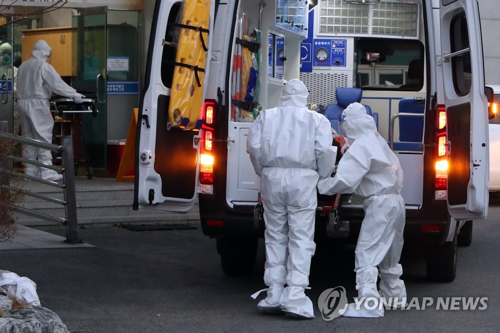확진자 이송하는 의료진 [연합뉴스 자료사진]