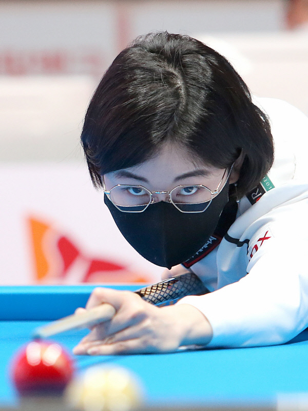 이미래가 13일 밤 서울 강서구 메이필드호텔에서 열린 ‘웰컴저축은행 웰뱅 남녀 프로당구(PBA-LPBA) 챔피언십 2021’ 여자부 결승전에서 샷을 준비하고 있다. 뉴시스