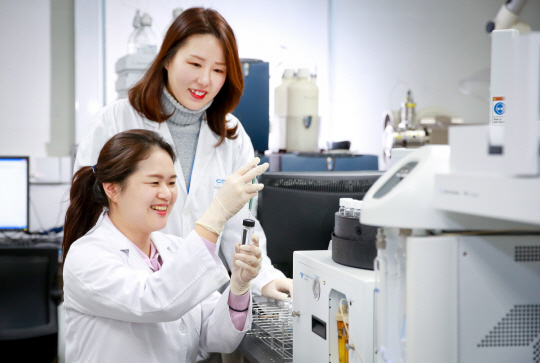 서울 관악구에 있는 ‘코웨이 환경기술연구소’에서 전문 연구원들이 물·공기와 관련한 연구를 진행하고 있다.   코웨이 제공