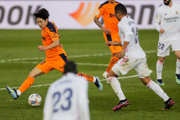 발렌시아의 이강인(왼쪽)이 15일 오전(한국시간) 스페인 마드리드의 에스타디오 알프레도 디 스테파노에서 열린 레알 마드리드와의 프리메라리가 원정경기에서 공을 다루고 있다. AP뉴시스