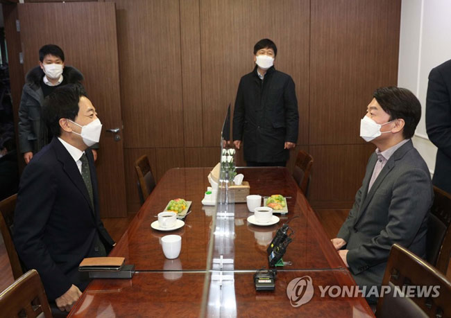 (서울=연합뉴스) 하사헌 기자 = 국민의당 안철수 대표와 무소속 금태섭 전 의원이 ‘제3지대’ 단일화 방식을 협상하기 위해 4일 오후 서울 여의도 국회 의원회관에서 회동하고 있다. 2021.2.4