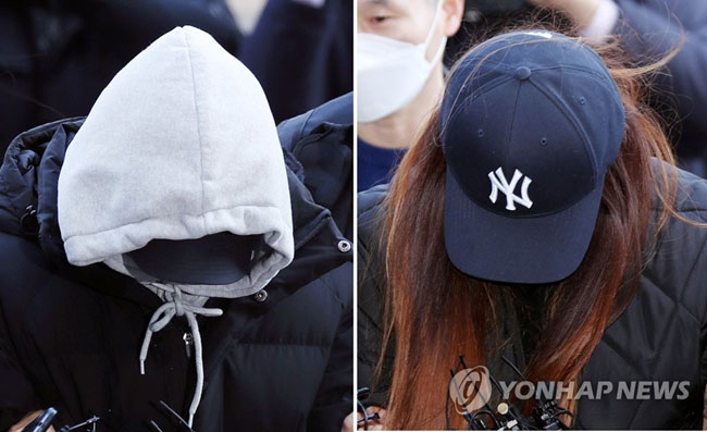 (인천=연합뉴스) 윤태현 기자 = 장애아동 등 원생들을 학대한 혐의를 받는 인천 한 국공립 어린이집 보육교사 A씨와 B씨가 15일 오후 구속 전 피의자심문(영장실질심사)을 받기 위해 인천시 미추홀구 인천지방법원에 들어서고 있다. 2021.2.15