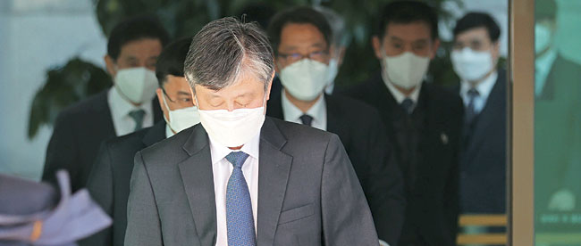 김광태(가운데) 서울고법원장 등 신임 법원장들이 15일 오후 서울 서초구 대검찰청에서 윤석열 검찰총장과 면담을 마치고 나서고 있다. 연합뉴스