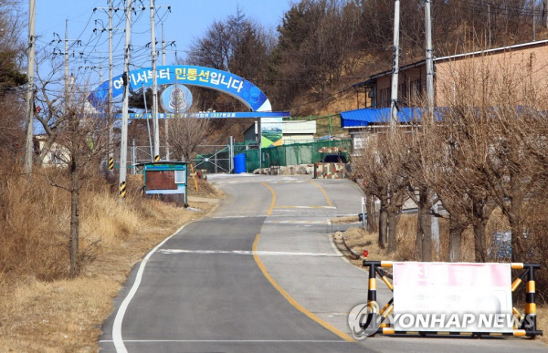 최전방부대 동해 민통선 검문소에서 월남한 것으로 보이는 북한 남성이 검거됐다. 통일전망대 관광객 등 일반인의 민통선 출입이 전면 차단된 16일 강원 고성지역 민통선 일대에 적막감이 감돌고 있다. 연합뉴스
