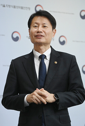 김강립 식품의약품안전처장이 바이오헬스 산업을 제대로 지원하기 위해 전문 인프라를 갖추겠다고 강조하고 있다. 김동훈 기자