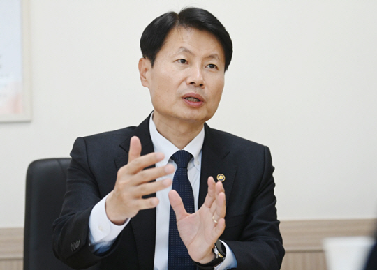 김강립 식품의약품안전처장이 지난 15일 서울 양천구 서울지방식약청에서 사전검사, 전담팀 지정, 3중 전문가 점검 등의 강화된 백신 허가 절차에 대해 설명하고 있다.  김동훈 기자