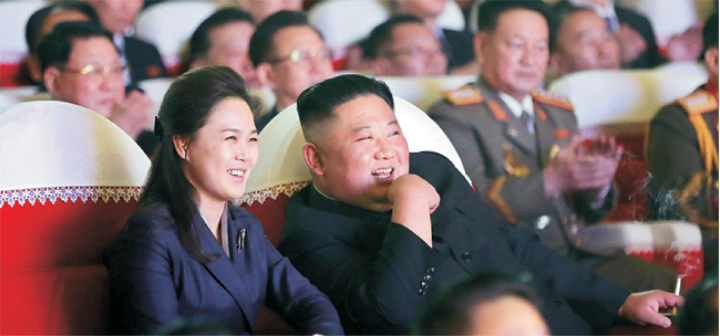 김정은(오른쪽) 북한 국무위원장이 16일 부인 리설주(왼쪽)와 함께 김정일 국방위원장의 생일(광명성절) 기념 공연을 관람했다고 북한 노동신문이 17일 보도했다. 리설주는 지난해 1월 25일 설 명절 기념공연 관람 이후 약 1년 1개월 만에 공개석상에 모습을 드러냈다.  연합뉴스