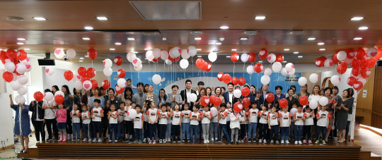 성남시가 지난 2019년 개최한 아동친화도시 선포식에 참가한 아동과 부모들이 풍선을 든 채 기념촬영을 하고 있다.  성남시청 제공