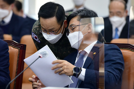 서욱(오른쪽) 국방부 장관이 17일 국회 국방위원회 전체회의에서 박정환(육군 중장) 합동참모본부 작전본부장과 강원 고성에서 발생한 북한 주민 귀순 사건에 대한 답변을 협의하고 있다. 국회사진기자단