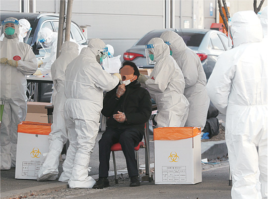 17일 오후 신종 코로나바이러스 감염증(코로나19) 확진자 115명이 발생한 경기 남양주시 진건읍 플라스틱공장이 위치한 진관산업단지에 근무하는 근로자들이 추가 확산을 막기 위해 현장 선별진료소에서 검체 검사를 받고 있다.  연합뉴스
