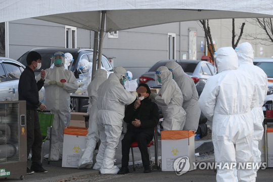 (남양주=연합뉴스) 17일 경기도 남양주시 진건읍 진관산업단지에서 근로자들이 신종 코로나바이러스 감염증(코로나19) 검사를 받고 있다. 2021.2.17