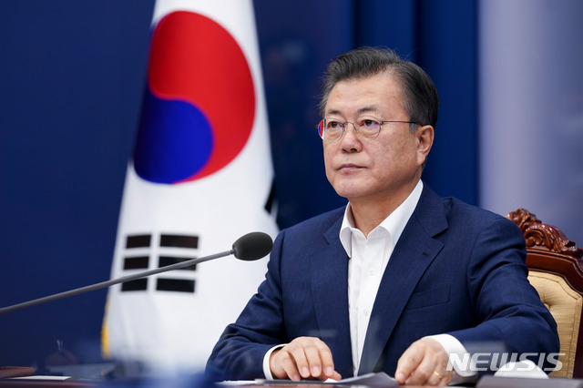 [서울=뉴시스] 문재인 대통령이 16일 오후 청와대에서 화상회의 형식으로 열린 국토교통부 2021년 업무보고에 참석해 있다. 2021.02.16.