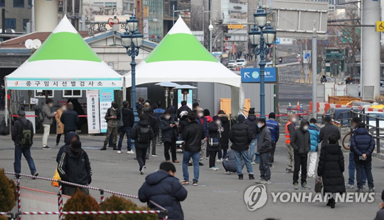 (서울=연합뉴스) 19일 오후 서울 중구 서울역 광장에 설치된 신종 코로나바이러스 감염증(코로나19) 임시 선별 검사소에서 시민들이 검사를 기다리고 있다. 중앙방역대책본부는 이날 0시 기준으로 코로나19 신규 확진자가 561명 늘어 누적 8만6천128명이라고 밝혔다. 전날(621명)보다는 60명 줄었다. 2021.2.19