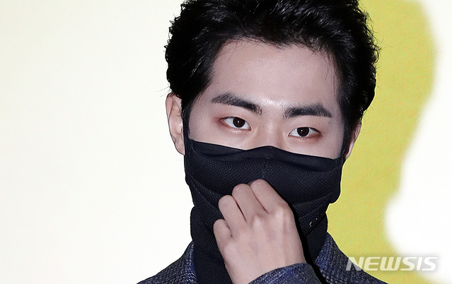 [서울=뉴시스] 배우 조병규가 28일 오후 서울 광진구 롯데시네마 건대입구점에서 열린 영화 ‘이 안에 외계인이 있다’ 무대인사에 참석해 마스크를 만지고 있다. 2021.01.28.