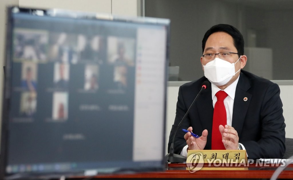 (서울=연합뉴스) 최대집 대한의사협회 회장이 20일 오후 서울 용산구 의사협회 임시회관에서 비대면 화상회의로 열린 의사협회-16개 시도의사회장단 회의에서 인사말을 하고 있다. 2021.2.20