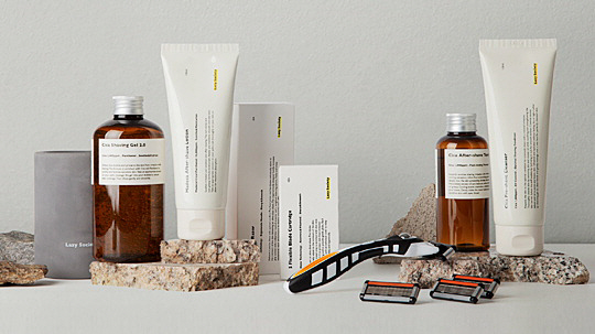 레이지 소사이어티에서 정기구독서비스를 신청하면 면도기와 클렌저, 쉐이빙젤, 애프터쉐이브 토너 스프레이 등 면도와 관련한 제품을 할인된 가격으로 구입해 면도 주기에 맞춰 배송받을 수 있다.  레이지 소사이어티 제공