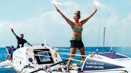 70일 동안 혼자 노를 저어 3000마일(4828㎞)의 대서양을 건넌 최연소 여성 재스민 해리슨(21)이 지난 20일 보트 위에서 양손에 폭죽을 들고 횡단 성공을 기념하고 있다.   애틀랜틱캠페인스 제공·CNN 캡처