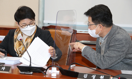 국회 환경노동위원회 소속 여당 간사인 안호영(오른쪽) 더불어민주당 의원과 야당 간사인 임이자 국민의힘 의원이 23일 오전 국회에서 열린 환노위 고용노동법안 심사소위원회 회의에 앞서 이야기를 나누고 있다.  국회사진기자단