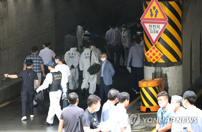 부산 동구 초량 제1지하차도에서 경찰과 국립과학수사연구원 관계자 등이 현장 정밀감식을 벌이고 있다. 2020.7.30 [연합뉴스 자료사진]