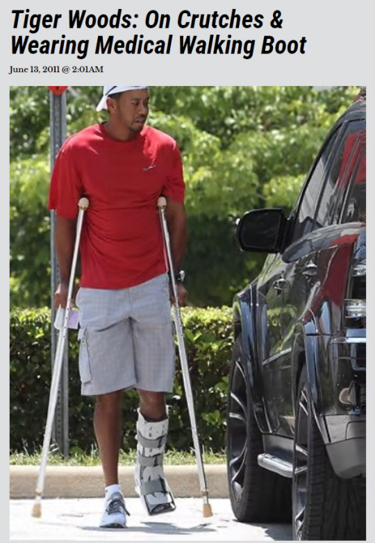타이거 우즈(미국)가 2011년 6월 13일 목발을 짚으며 걷고 있다. 레이더온라인 캡처
