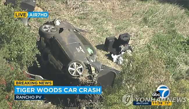 (로스앤젤레스 AP=연합뉴스) 미국의 ‘골프 황제’ 타이거 우즈가 탑승했던 차량이 23일(현지시간) 캘리포니아주 로스앤젤레스(LA) 카운티의 란초 팔로스 베르데스 인근에서 전복된 후 도로 옆 산비탈에 옆으로 쓰러져 있다. 우즈는 병원으로 긴급 이송돼 다리 수술을 받고 있는 것으로 알려졌다. [KABC-TV 방송 화면 캡처]