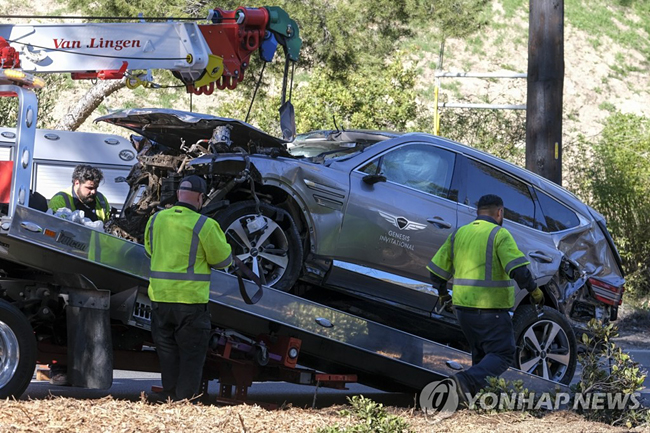 (로스앤젤레스 AP=연합뉴스) 23일(현지시간) 미국 캘리포니아주 로스앤젤레스의 랜초 팔로스버디스 구역에서 발생한 ‘골프 황제’ 타이거 우즈의 자동차 전복 사고 현장에서 우즈가 몰던 스포츠유틸리티차량(SUV)이 트럭에 실려 이송되고 있다. 이 사고로 우즈는 다리 여러 곳을 다쳐 병원으로 이송돼 수술을 받는 것으로 알려졌다.