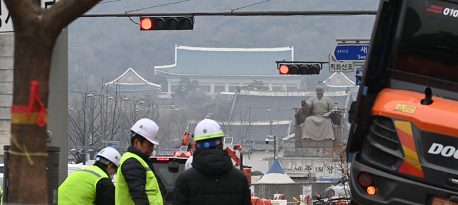신현수 민정수석의 사퇴 파동은 국정 주도권이 대통령에서 여당 강경파로 넘어가고 있음을 말해준다. 공사가 진행 중인 광화문 북쪽으로 청와대가 희미하게 보이고 있다. 김동훈 기자