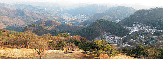 강원 평창 미탄면 산너미목장은 차에서 캠핑을 하는 이른바 ‘차박’의 명소로 떠오르고 있는 곳이다. 목장의 구릉에 오르면 일대의 첩첩한 산자락이 한눈에 들어오는 ‘육십마지기’가 있다. 인근 청옥산의 이름난 명소인 ‘육백마지기’를 빗대서 지은 이름이다.