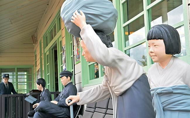 정선선 기차역 겸 카페인 ‘나전역’ 개찰구 주변 모습. 옛 역사건물과 조형물 등으로 레트로 분위기가 물씬 풍긴다.