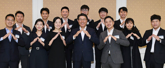 회사 혁신 아이디어를 제시하는 대리급 이하 포스코 영보드 구성원들이 최정우(앞줄 왼쪽 네 번째) 회장과 기념촬영을 하고 있다.  포스코 제공
