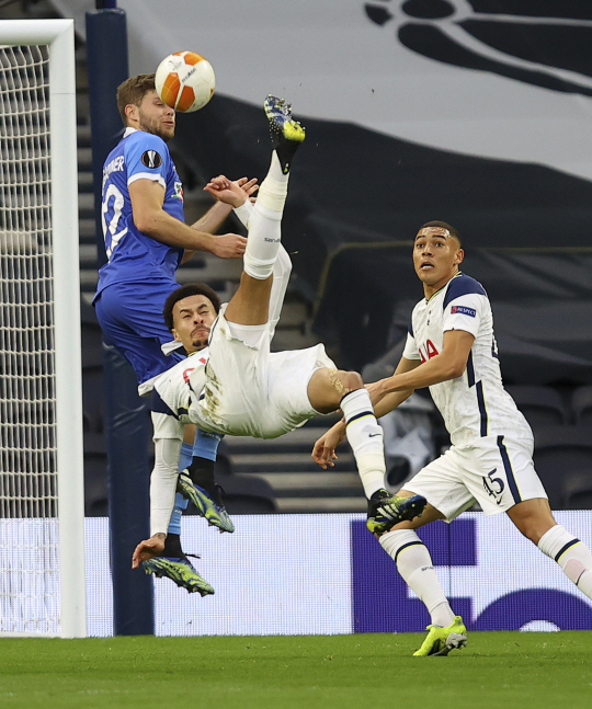 토트넘 홋스퍼의 델레 알리(가운데)가 25일 오전(한국시간) 열린 유로파리그 32강 2차전에서 전반 10분 오버헤드 슛으로 선제골을 터트리고 있다.   AP연합뉴스