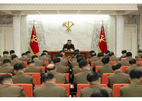 (서울=연합뉴스) 김정은 북한 국무위원장이 24일 노동당 중앙군사위원회 확대회의를 열고 군 내 규율 확립과 군 간부 통제 강화의 중요성을 강조했다고 당 기관지 노동신문이 25일 보도했다. 2021.2.25 [노동신문 홈페이지 캡처. 재판매 및 DB 금지]