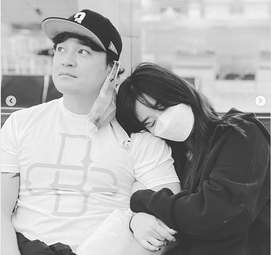 (서울=연합뉴스) 아내 하원미(오른쪽) 씨가 25일(한국시간) 미국 텍사스주 댈러스 공항에서 한국으로 떠나는 남편 추신수 어깨에 기대어 작별 인사를 하고 있다. [하원미 씨 인스타그램 캡처. 재판매 및 DB금지]