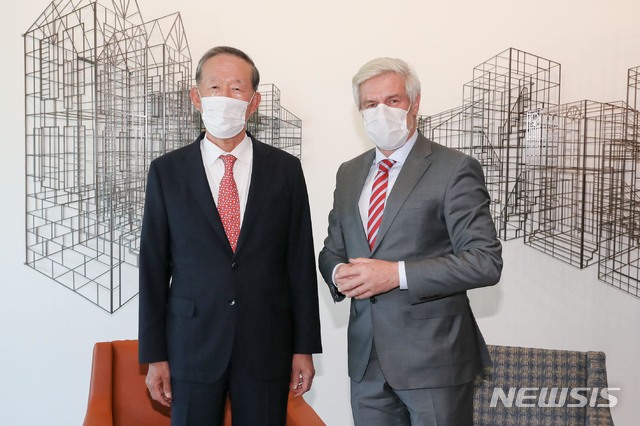 [서울=뉴시스]허창수(왼쪽) 전경련 회장이 3일 서울 여의도 전경련에서 미하엘 라이펜슈툴 신임 주한독일 대사와 만나 기념촬영을 하고 있다. (사진=전경련 제공) 2020.11.03.