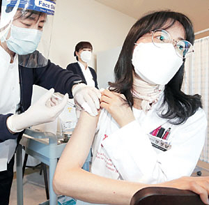 26일 오전 경기 용인시 흥덕우리요양병원에서 의료진이 백신을 맞으면서 긴장한 표정을 짓고 있다.  뉴시스