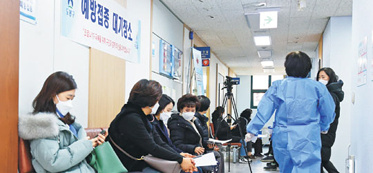 신종 코로나바이러스 감염증(코로나19) 백신 접종이 시작된 26일 서울 도봉구보건소에서 요양병원·요양시설 종사자들이 아스트라제네카 백신 접종을 받기 위해 대기하고 있다.  사진공동취재단