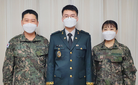 같은 학군단 출신의 헌혈왕 가족. 왼쪽부터 아버지 조정남 육군 중령, 조현우 육군 소위, 딸 조현아 군산대학군단 61기 후보생. 육군본부 제공