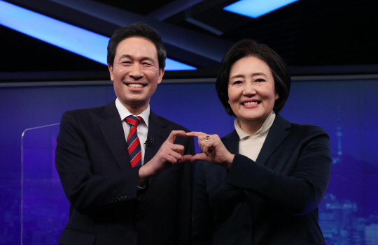4·7 서울시장 보궐선거에 출마한 박영선(오른쪽) 전 중소벤처기업부 장관과 우상호 더불어민주당 의원이 25일 서울 여의도 KBS 본관에서 열린 경선 토론회에 앞서 기념촬영을 하고 있다. 국회사진기자단