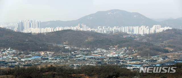 [광명=뉴시스] 6번째 3기 신도시로 조성되는 경기 시흥시 과림동 일대가 24일 경기 광명시 가학산에서 보이고 있다. 2021.02.24.
