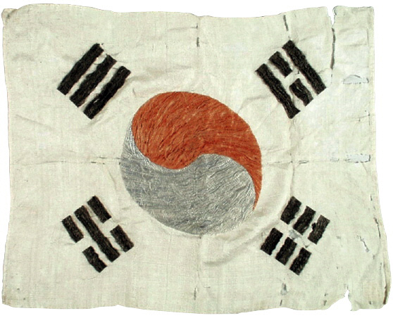 충남 당진4·4 만세운동 때 남상락(1990년 애족장) 선생이 부인 구홍원 선생과 같이 사용한, 하얀 명주 천에 색실로 자수를 놓은 태극기. 이 자수 태극기는 국가등록문화재 386호로 등재돼 올해 3월의 독립운동가 홍보 포스터에도 반영됐다.국가보훈처 제공