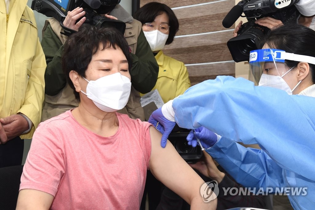 26일 오전 서울 노원구 보건소에서 서울시 1호 접종자인 이경순(61) 요양보호사(상계요양원)가 아스트라제네카(AZ) 백신 접종을 받고 있다. [노원구청 제공. 재판매 및 DB 금지]