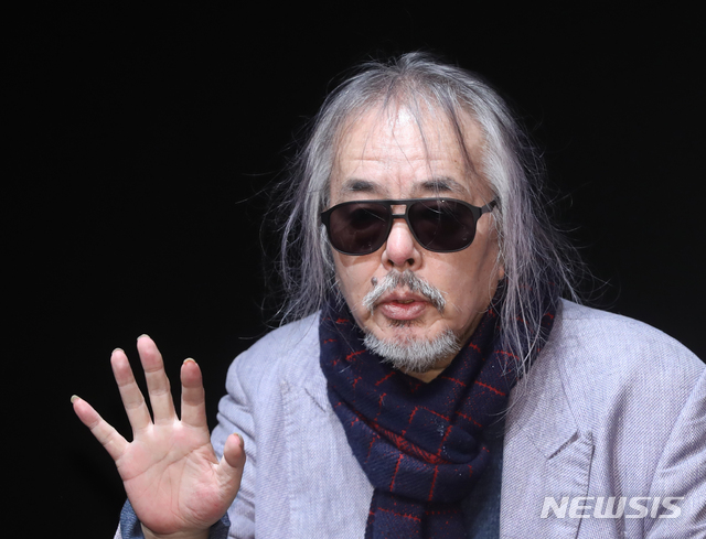 [서울=뉴시스] ‘어게인 학전콘서트’ 기자간담회가 열린 지난 2019년 3월19일 오후 서울 동숭동 학전블루 소극장에서 가수 전인권이 취재진의 질문에 답하고 있다.  2019.03.19.