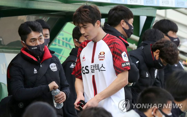 (전주=연합뉴스) 김동철 기자 = 27일 전주월드컵경기장에서 열린 K리그1 전북 현대와 FC서울의 개막전. 선발 출전한 기성용이 전반에 교체된 뒤 벤치로 향하고 있다. 2021.2.27